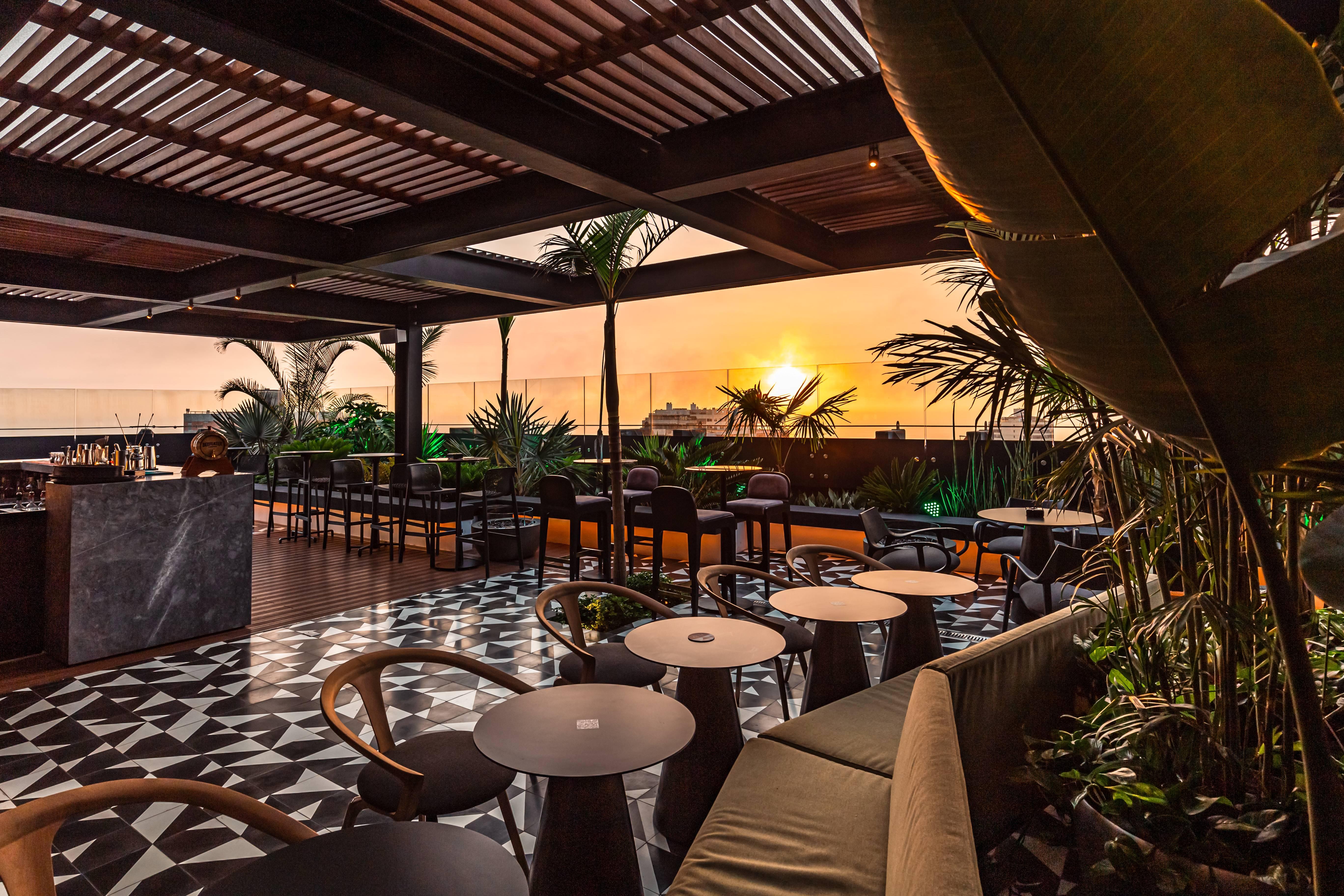 Pullman Lima Miraflores 외부 사진 The rooftop bar at the hotel