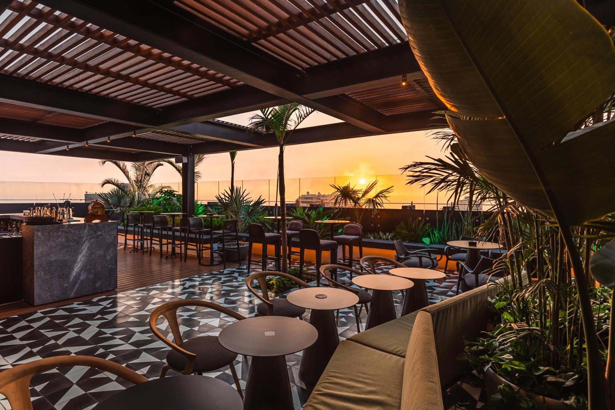 Pullman Lima Miraflores 외부 사진 The rooftop bar at the hotel