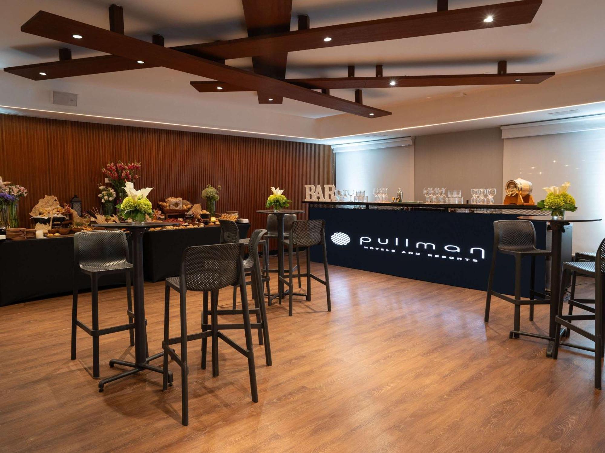 Pullman Lima Miraflores 외부 사진 The private lounge at the airport.
