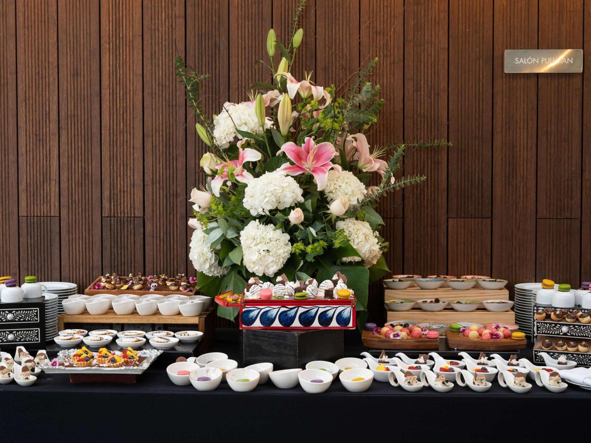 Pullman Lima Miraflores 외부 사진 A buffet at a wedding reception