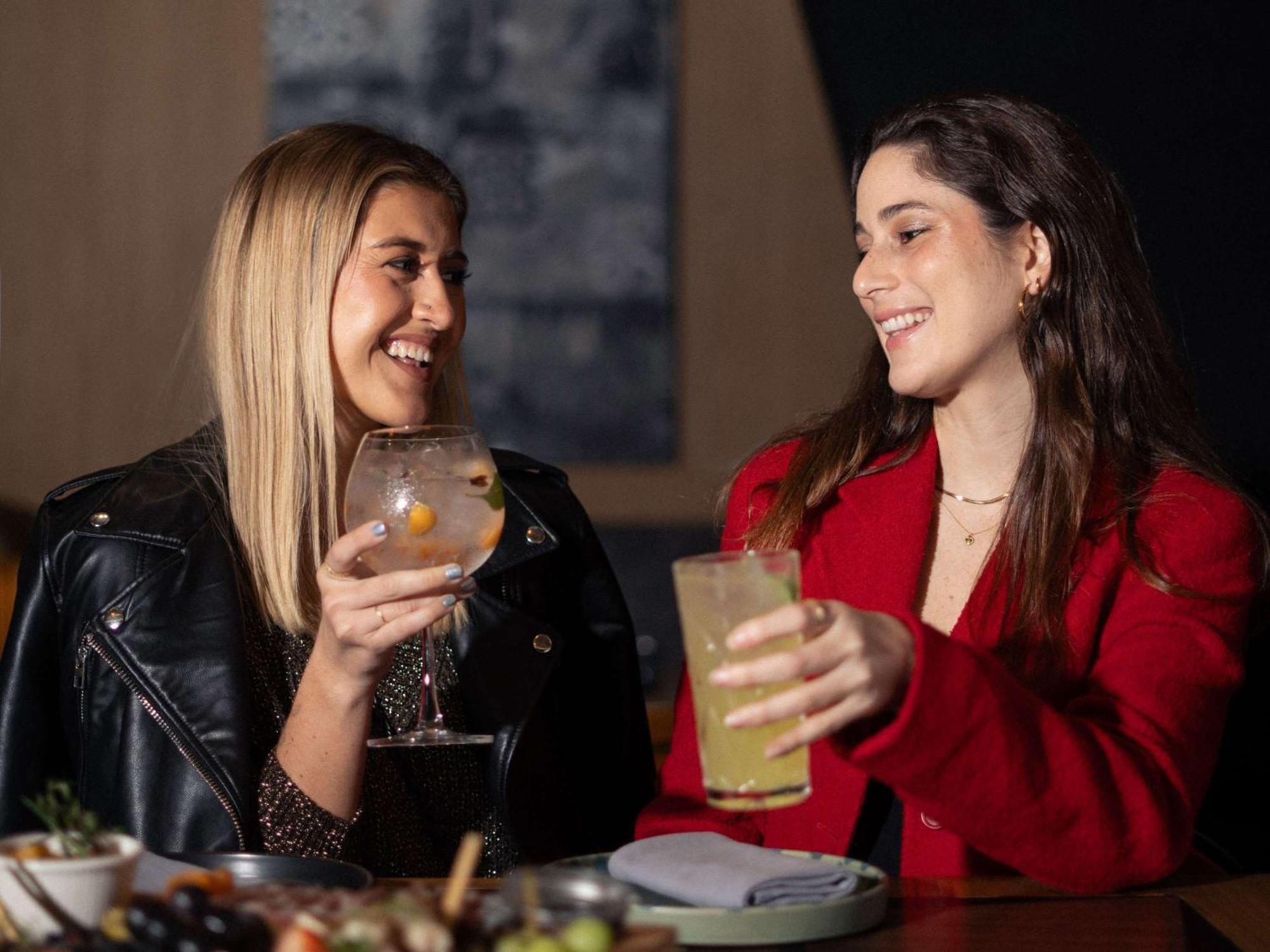 Pullman Lima Miraflores 외부 사진 Two women drinking cocktails