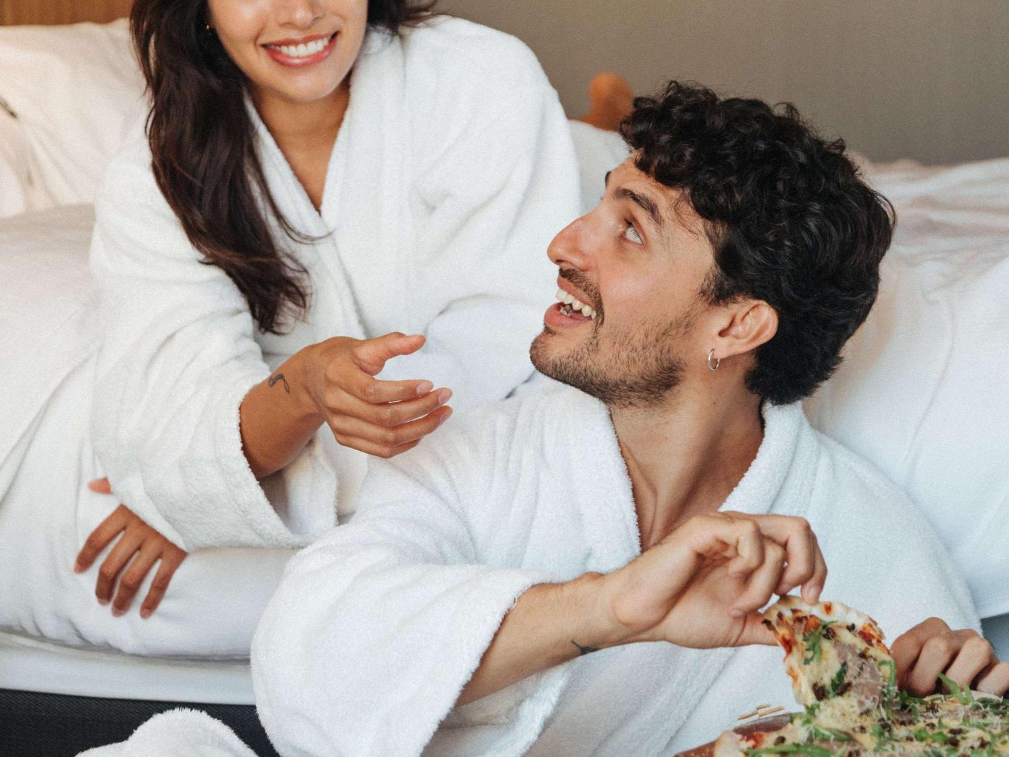 Pullman Lima Miraflores 외부 사진 A couple wearing bathrobes