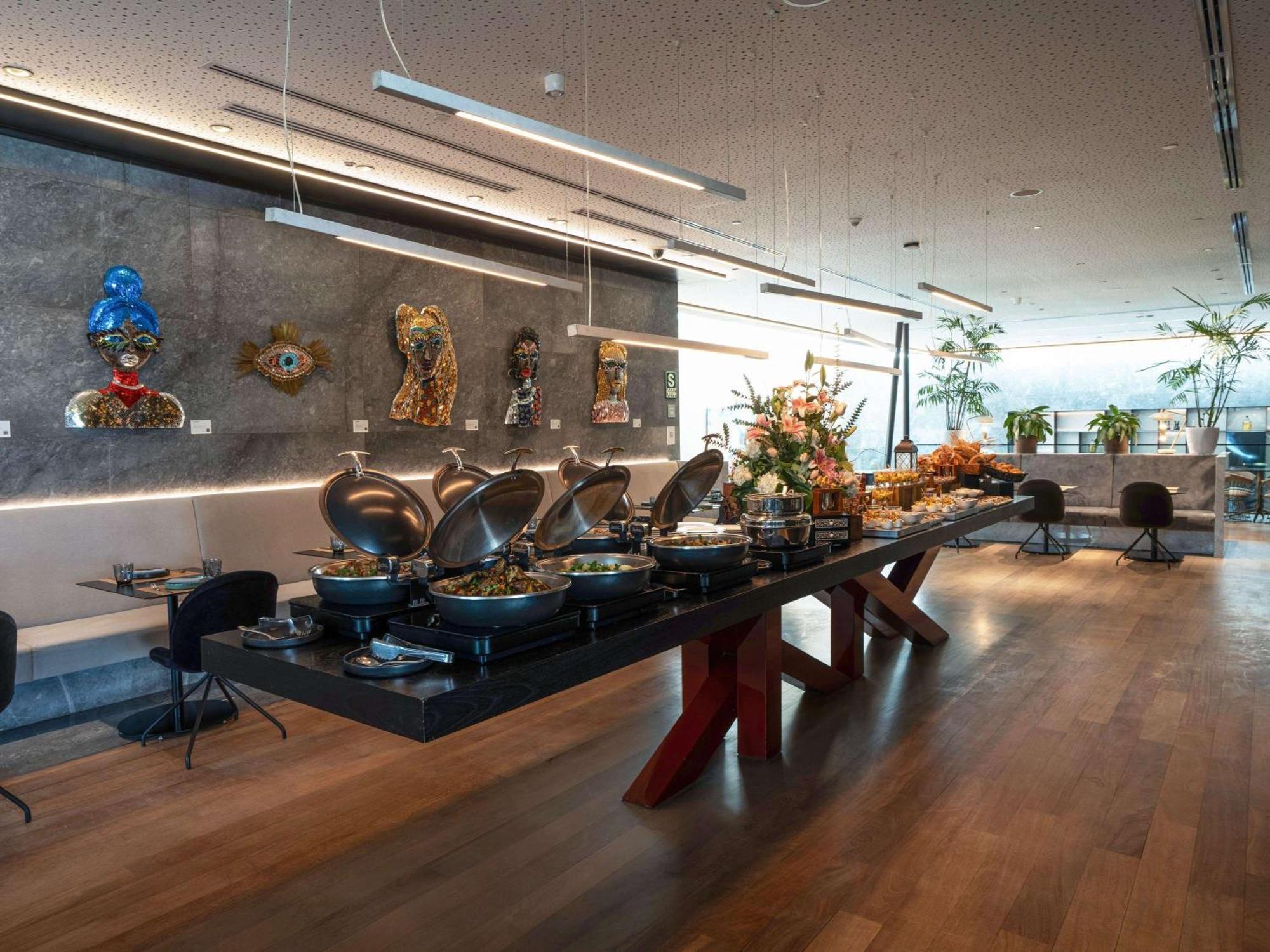 Pullman Lima Miraflores 외부 사진 The buffet at the lounge