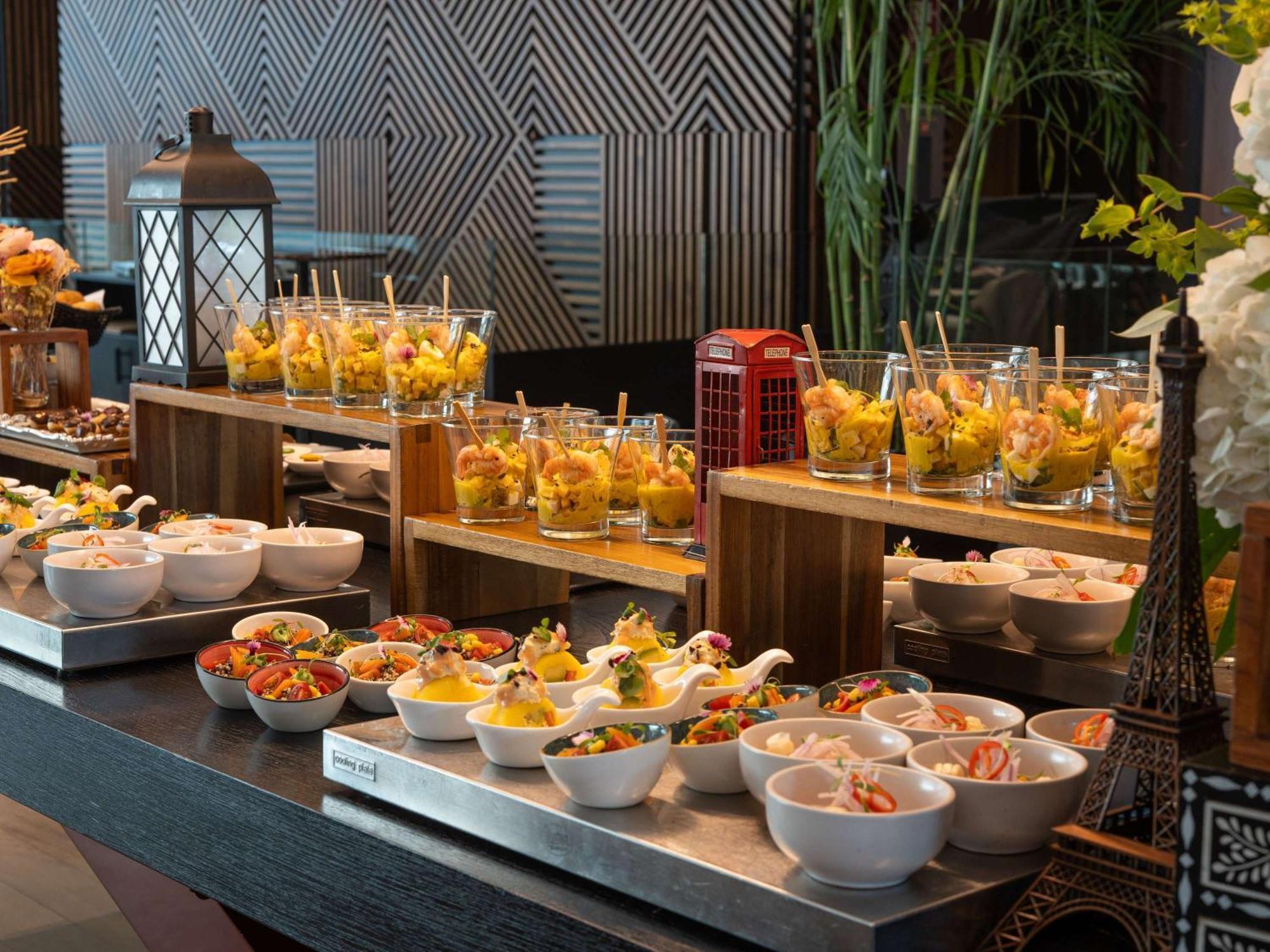 Pullman Lima Miraflores 외부 사진 A buffet at a hotel